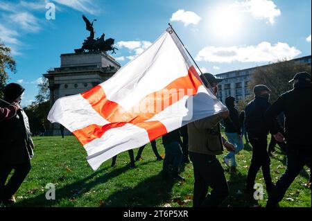 Londres, Royaume-Uni. 11 novembre 2023. Tommy Robinson et ses partisans affrontent la police après la cérémonie du jour de l'armistice au cénotaphe. Crédit : Andrea Domeniconi/Alamy Live News Banque D'Images