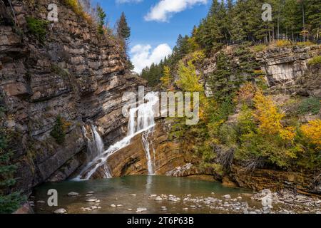 Chutes Cameron avec la couleur du feuillage d'automne dans le parc national des Lacs-Waterton, Alberta, Canada. Banque D'Images