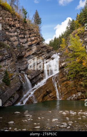 Chutes Cameron avec la couleur du feuillage d'automne dans le parc national des Lacs-Waterton, Alberta, Canada. Banque D'Images