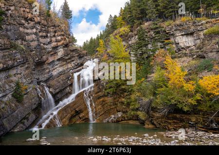 Chutes Cameron avec la couleur du feuillage d'automne dans le parc national des Lacs-Waterton, Alberta, Canada. Banque D'Images