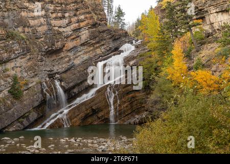 Chutes Cameron avec la couleur du feuillage d'automne dans le parc national des Lacs-Waterton, Alberta, Canada. Banque D'Images