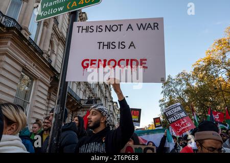 Un jeune homme avec une pancarte "ce n'est pas la guerre, c'est un génocide".protestation contre le bombardement de Gaza. Londres. Novembre 2023. Banque D'Images