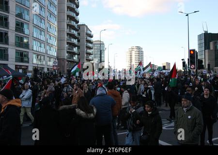 Londres, Royaume-Uni. 11/novembre/2023 Mars pour la Palestine le jour de l'Armistice à Londres, une quatrième grande marche de solidarité avec le peuple palestinien a lieu à Londres. La marche commence à Hyde Park avant de traverser la Tamise jusqu’à Vauxhall, se terminant par un rassemblement, près de l’ambassade américaine. La marche a été la source de controverse au cours de la semaine qui a suivi les commentaires du ministre de l’intérieur sur le maintien de l’ordre, en conséquence la marche attire l’attention d’un certain nombre de contre-manifestants d’extrême droite, qui prétendent « protéger » le cénotaphe. Crédit : Roland Ravenhill/Alamy. Banque D'Images