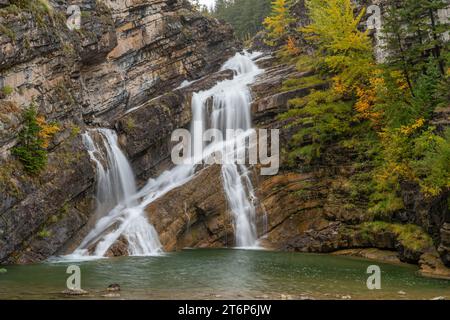 Chutes Cameron avec la couleur du feuillage d'automne dans le parc national des Lacs-Waterton, Alberta, Canada. Banque D'Images