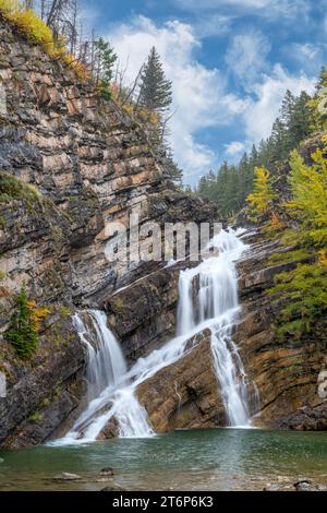 Chutes Cameron avec la couleur du feuillage d'automne dans le parc national des Lacs-Waterton, Alberta, Canada. Banque D'Images