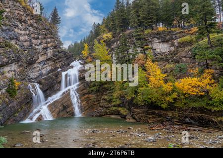 Chutes Cameron avec la couleur du feuillage d'automne dans le parc national des Lacs-Waterton, Alberta, Canada. Banque D'Images