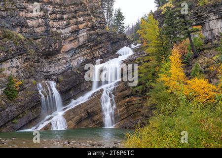 Chutes Cameron avec la couleur du feuillage d'automne dans le parc national des Lacs-Waterton, Alberta, Canada. Banque D'Images