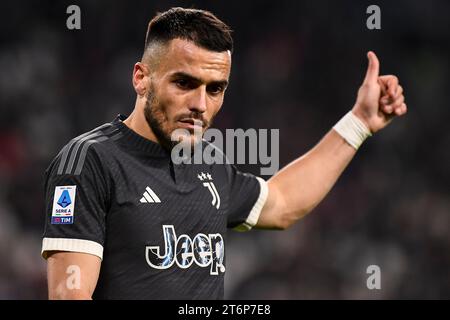 Filip Kostic de la Juventus FC fait des gestes lors du match de football Serie A entre la Juventus FC et Cagliari Calcio au stade de la Juventus à Turin (Italie), le 11 novembre 2023. Banque D'Images