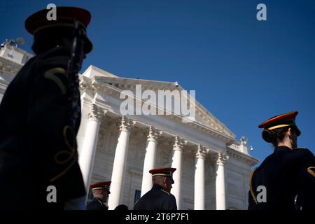 Les membres de la bande de la Garde d'honneur ont pris la tête du président Joe Biden qui dépose une gerbe sur la tombe du solider inconnu au cimetière national d'Arlington à Arlington, en Virginie, le samedi 11 novembre 2023. Photo Bonnie Cash/Pool/Sipa USA Banque D'Images