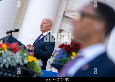 Le président Joe Biden prend la parole au Memorial Amphitheater dans le cadre de la célébration de la Journée nationale des anciens combattants au cimetière national d'Arlington à Arlington, en Virginie, le samedi 11 novembre 2023. Photo Bonnie Cash/Pool/ABACAPRESS.COM Banque D'Images