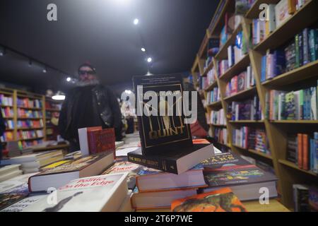 The Book of Quint de Ryan Dacko, une préquelle au roman Jaws obtient une sortie britannique. Publié par Amberley Publishing, un éditeur basé au Royaume-Uni, The Book of Quint est basé sur le personnage Quint de Jaws. L'histoire de Quint est racontée, à commencer par le naufrage de l'USS Indianapolis, raconté par Robert Shaw dans le rôle de Quint dans le film à succès Jaws. Les photos ici proviennent de la librairie indépendante Gullivers Bookshop à Wimborne. Banque D'Images