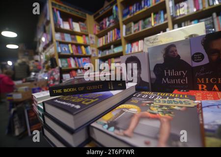 The Book of Quint de Ryan Dacko, une préquelle au roman Jaws obtient une sortie britannique. Publié par Amberley Publishing, un éditeur basé au Royaume-Uni, The Book of Quint est basé sur le personnage Quint de Jaws. L'histoire de Quint est racontée, à commencer par le naufrage de l'USS Indianapolis, raconté par Robert Shaw dans le rôle de Quint dans le film à succès Jaws. Les photos ici proviennent de la librairie indépendante Gullivers Bookshop à Wimborne. Banque D'Images