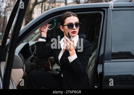 Voiture féminine de sécurité à faible angle Banque D'Images