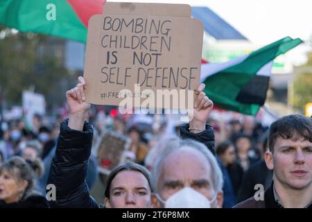 marche de protestation pro-palestinienne à Vauxhall, au centre de Londres, le jour de l'Armistice, le 11 novembre 2023 Banque D'Images