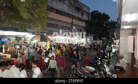 Rajkot, Inde. 12 novembre 2023. Une foule énorme de gens se sont rassemblés sur le marché pour acheter des pétards. Crédit : Nasirkhan Davi/Alamy Live News Banque D'Images