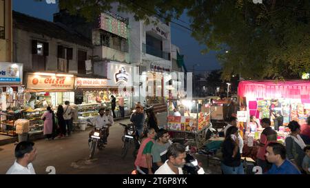 Rajkot, Inde. 12 novembre 2023. Les gens se sont rassemblés au marché pour acheter des pétards. Crédit : Nasirkhan Davi/Alamy Live News Banque D'Images