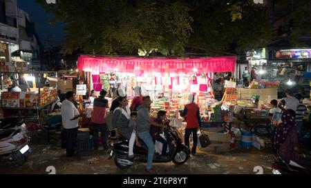 Rajkot, Inde. 12 novembre 2023. Les gens se sont rassemblés au marché pour acheter des pétards dans un magasin. Crédit : Nasirkhan Davi/Alamy Live News Banque D'Images