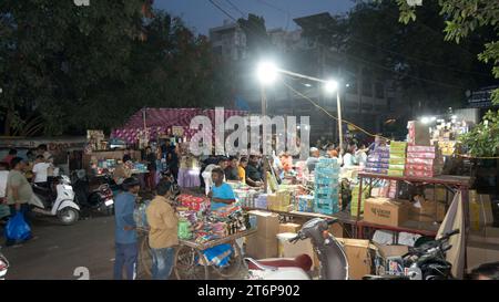 Rajkot, Inde. 12 novembre 2023. La foule s'est rassemblée dans de nombreux magasins du marché pour acheter des pétards. Crédit : Nasirkhan Davi/Alamy Live News Banque D'Images