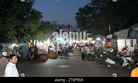 Rajkot, Inde. 12 novembre 2023. Des foules de gens se sont rassemblées dans les magasins du marché pour acheter des pétards. Crédit : Nasirkhan Davi/Alamy Live News Banque D'Images