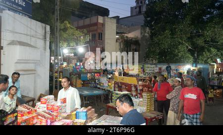 Rajkot, Inde. 12 novembre 2023. Pour acheter des pétards, de grandes foules de gens se sont rassemblées dans les commerces du marché. Crédit : Nasirkhan Davi/Alamy Live News Banque D'Images