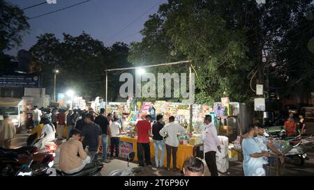 Rajkot, Inde. 12 novembre 2023. De grandes foules se sont rassemblées dans les établissements du marché pour acheter des pétards. Crédit : Nasirkhan Davi/Alamy Live News Banque D'Images