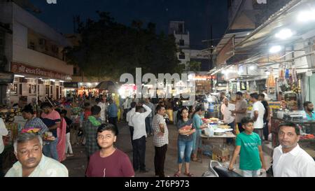 Rajkot, Inde. 12 novembre 2023. Des groupes géants de personnes se sont rassemblés chez les vendeurs du marché pour acheter des pétards. Crédit : Nasirkhan Davi/Alamy Live News Banque D'Images