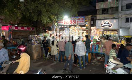 Rajkot, Inde. 12 novembre 2023. Des foules massives se sont rassemblées chez les vendeurs au marché pour acheter des pétards. Crédit : Nasirkhan Davi/Alamy Live News Banque D'Images