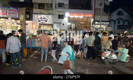 Rajkot, Inde. 12 novembre 2023. De grands groupes de personnes se sont rassemblés chez les vendeurs du marché pour acheter des pétards. Crédit : Nasirkhan Davi/Alamy Live News Banque D'Images