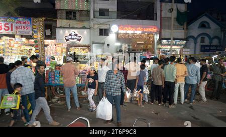 Rajkot, Inde. 12 novembre 2023. Les gens se sont rassemblés en grands groupes chez les vendeurs du marché pour acheter des pétards. Crédit : Nasirkhan Davi/Alamy Live News Banque D'Images