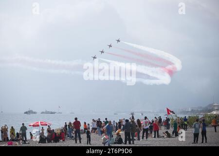 Antalya, Turquie - 11 novembre 2023 : Turkish Stars (turc : Türk Yıldızları), l'équipe de démonstration de voltige de l'armée de l'air turque et l'équipe nationale de voltige de Turquie, se produit dans le ciel au-dessus de la plage de Konyaalti Banque D'Images