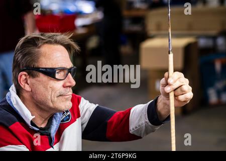 Un employé examine une épée, bourse VG Bild-Kunst, Neustart Kultur, WKC Company, Solingen, Allemagne Banque D'Images