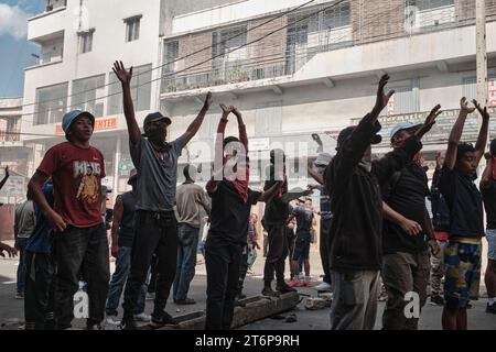 11 novembre 2023, Antananarivo, Analamanga, Madagascar : Antananarivo, Madagascar, le 11 novembre 2023, les manifestants lèvent la main pour expliquer qu'ils n'ont pas d'armes...a cinq jours du premier tour de l'élection présidentielle malgache, les tensions s'intensifient entre les partisans des différents candidats et la police anti-émeute, cette dernière contestant la légitimité du processus électoral. Malgré la propagation des protestations dans plusieurs villes du pays, les candidats Andry Rajoelina, Siteny Randrianasoloniaiko et Sendrison Daniela Raderanirina poursuivent leur campagne avec Deter Banque D'Images