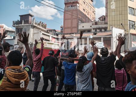 11 novembre 2023, Antananarivo, Analamanga, Madagascar : Antananarivo, Madagascar, le 11 novembre 2023, les manifestants lèvent la main pour expliquer qu'ils n'ont pas d'armes...a cinq jours du premier tour de l'élection présidentielle malgache, les tensions s'intensifient entre les partisans des différents candidats et la police anti-émeute, cette dernière contestant la légitimité du processus électoral. Malgré la propagation des protestations dans plusieurs villes du pays, les candidats Andry Rajoelina, Siteny Randrianasoloniaiko et Sendrison Daniela Raderanirina poursuivent leur campagne avec Deter Banque D'Images