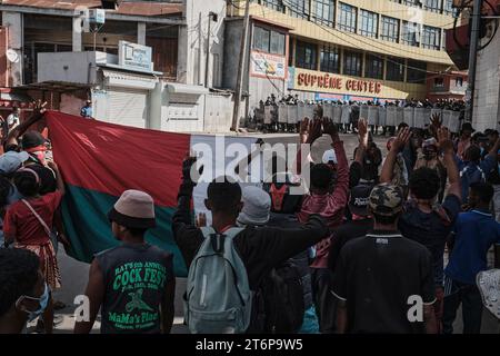 11 novembre 2023, Antananarivo, Analamanga, Madagascar : Antananarivo, Madagascar, le 11 novembre 2023, les manifestants lèvent la main pour expliquer qu'ils n'ont pas d'armes...a cinq jours du premier tour de l'élection présidentielle malgache, les tensions s'intensifient entre les partisans des différents candidats et la police anti-émeute, cette dernière contestant la légitimité du processus électoral. Malgré la propagation des protestations dans plusieurs villes du pays, les candidats Andry Rajoelina, Siteny Randrianasoloniaiko et Sendrison Daniela Raderanirina poursuivent leur campagne avec Deter Banque D'Images