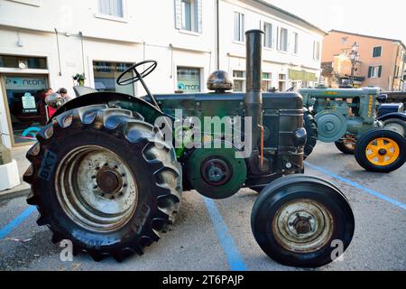 Foire de l'oie à Mirano, une ville de la province de Venise, Italie. La foire coïncide avec St. Martin's Day. La foire remonte au siècle dernier et les villageois s'habillent en vêtements de cette époque. Exposition de machines agricoles vintage. Un tracteur agricole Field Marshall Banque D'Images