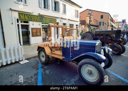 Foire de l'oie à Mirano, une ville de la province de Venise, Italie. La foire coïncide avec St. Martin's Day. La foire remonte au siècle dernier et les villageois s'habillent en vêtements de cette époque. 1929 FIAT automobile transformée en machine agricole en 1943 et appelée Carioca. Banque D'Images