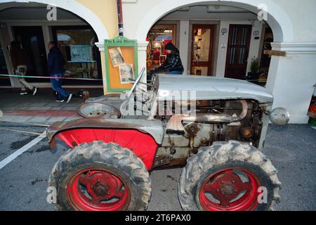 Foire de l'oie à Mirano, une ville de la province de Venise, Italie. La foire coïncide avec St. Martin's Day. La foire remonte au siècle dernier et les villageois s'habillent en vêtements de cette époque. Exposition de machines agricoles vintage. Un tracteur agricole Eron. Banque D'Images