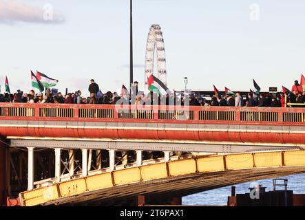 Londres, Royaume-Uni, 11 novembre 2023. La police a estimé que 300 000 000 personnes se sont jointes à la marche pro-palestinienne depuis Hyde Park, à travers le pont Vauxhall vers l'ambassade américaine, avec des manifestants appelant à un cessez-le-feu à Gaza. La marche est tombée le même jour que le jour de l'armistice, mais est restée loin des commémorations du cénotaphe. Crédit : Monica Wells/Alamy Live News Banque D'Images