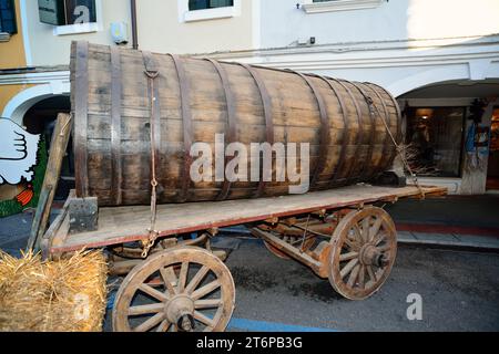 Foire de l'oie à Mirano, une ville de la province de Venise, Italie. La foire coïncide avec St. Martin's Day. La foire remonte au siècle dernier et les villageois s'habillent en vêtements de cette époque. Ancien wagon de baril en bois pour l'eau. Banque D'Images