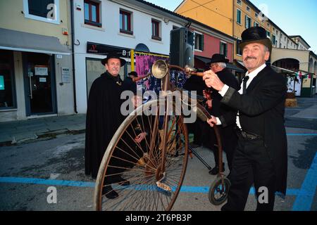 Foire de l'oie à Mirano, une ville de la province de Venise, Italie. La foire coïncide avec St. Martin's Day. La foire remonte au siècle dernier et les villageois s'habillent en vêtements de cette époque. Un vélocipède et des hommes avec des vêtements du 19e siècle. Banque D'Images