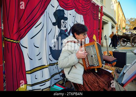 Foire de l'oie à Mirano, une ville de la province de Venise, Italie. La foire coïncide avec St. Martin's Day. La foire remonte au siècle dernier et les villageois s'habillent en vêtements de cette époque. Une musicienne jouant de l'accordéon. Banque D'Images