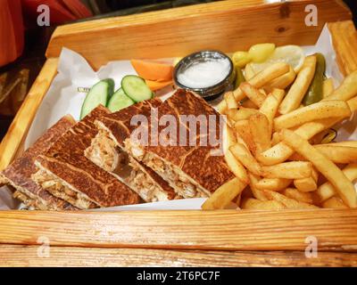 Repas de shawarma croustillant avec frites et crème avec carottes et concombre Banque D'Images