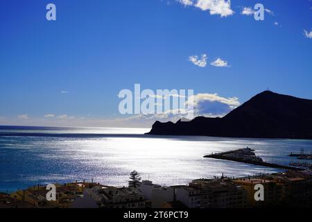 Mer Méditerranée scintillante, vue sur la mer depuis Altea, Espagne Banque D'Images
