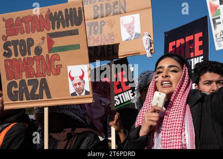 Londres, Royaume-Uni. 11 novembre 2023. Des centaines de milliers de partisans palestiniens marchent à travers Londres de Hyde Park à l'ambassade des États-Unis pour appeler à un cessez-le-feu et à la fin du soutien britannique et américain au siège, au bombardement et à l'invasion de Gaza par Israël suite à une attaque des militants du Hamas depuis le territoire assiégé d'Israël. Le territoire, soumis à un blocus depuis 2007, a été décrit par le Secrétaire général des Nations Unies Antonio Guterres comme étant « un cimetière pour enfants », tandis que Londres et Washington s'opposent à un cessez-le-feu. Crédit : Ron Fassbender/Alamy Live News Banque D'Images