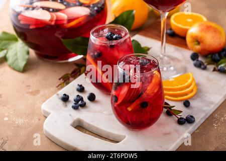 Sangria d'hiver à l'orange et aux baies dans un pichet avec des tranches d'oranges et de myrtilles Banque D'Images