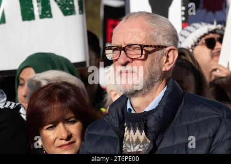 Londres, Royaume-Uni. 11 novembre 2023. L'ancien chef du parti travailliste Jeremy Corbyn rejoint des centaines de milliers de partisans palestiniens qui défilent à travers Londres de Hyde Park à l'ambassade des États-Unis pour appeler à un cessez-le-feu et à la fin du soutien britannique et américain au siège, au bombardement et à l'invasion de Gaza par Israël à la suite d'une attaque des militants du Hamas. Le territoire, soumis à un blocus depuis 2007, a été décrit par le Secrétaire général des Nations Unies Antonio Guterres comme étant « un cimetière pour enfants », tandis que Londres et Washington s'opposent à un cessez-le-feu. Crédit : Ron Fassbender/Alamy Live News Banque D'Images