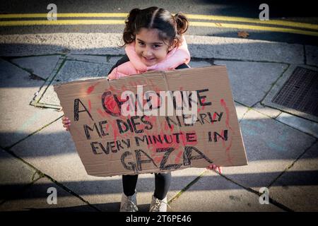 Londres, Royaume-Uni. 11 novembre 2023. Un wchild à la marche pro Palestine à travers Londres pour protester contre la guerre au Moyen-Orient Banque D'Images