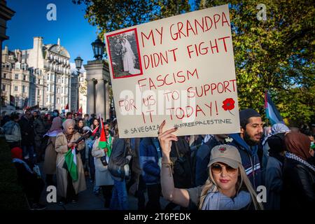 Londres, Royaume-Uni. 11 novembre 2023. Une jeune fille manifeste 300 000 partisans palestiniens marchent à travers Londres pour protester contre la guerre au Moyen-Orient Banque D'Images