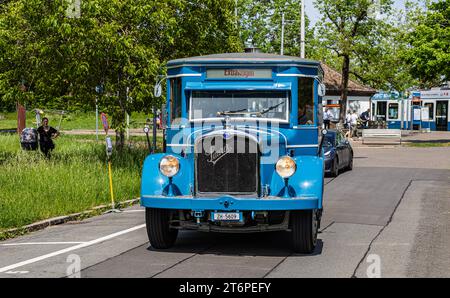 VBZ Saurer autobus Während dem Jubliäumsanlass 175 Jahre Eisenbahn in der Schweiz fährt vom Zürcher Hauptbahnhof zum Zürich Zoo auch ein 1930 erbauter VBZ Saurer 4BLPO 9. Er stand ab 1935 im Autobusbetrieb der Städtischen Strassenbahn Zürich. Zürich, Schweiz, 21.05.2022 *** bus VBZ Saurer A VBZ Saurer 4BLPO 9 construit en 1930 relie également la gare centrale de Zurich au zoo de Zurich lors des célébrations du 175e anniversaire des chemins de fer suisses à partir de 1935, il était en service de bus avec le tramway municipal de Zurich Zurich Zurich, Suisse, 21 05 2022 Banque D'Images