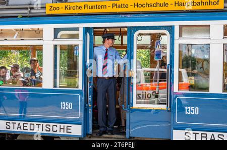 DAS Zürcher Tram - Elefant Ein Kontrolleur schaut ob alle Passagiere eingestiegen sind. DAS war in der Zeit des trams StStZ ce 4/4 321, welches 1930 an die Städtische Strasssenbahn Zürich abgeliefert wurde üblich. Besser bekannt ist das Tram unter dem Übername Elefant . 1966 wurde es ausrangiert und steht seit 1975 als Museumstram im Dienst der VBZ. Hier ist es auf der Linie 6 zwischen Zürich Hauptbahnhof und dem Zürich Zoo, anlässlich des Jubiläumsevents 175 Jahre Eisenbahn in der Schweiz im Einsatz. Zürich, Schweiz, 21.05.2022 *** le tramway de Zurich Elefant un inspecteur vérifie si tous Banque D'Images